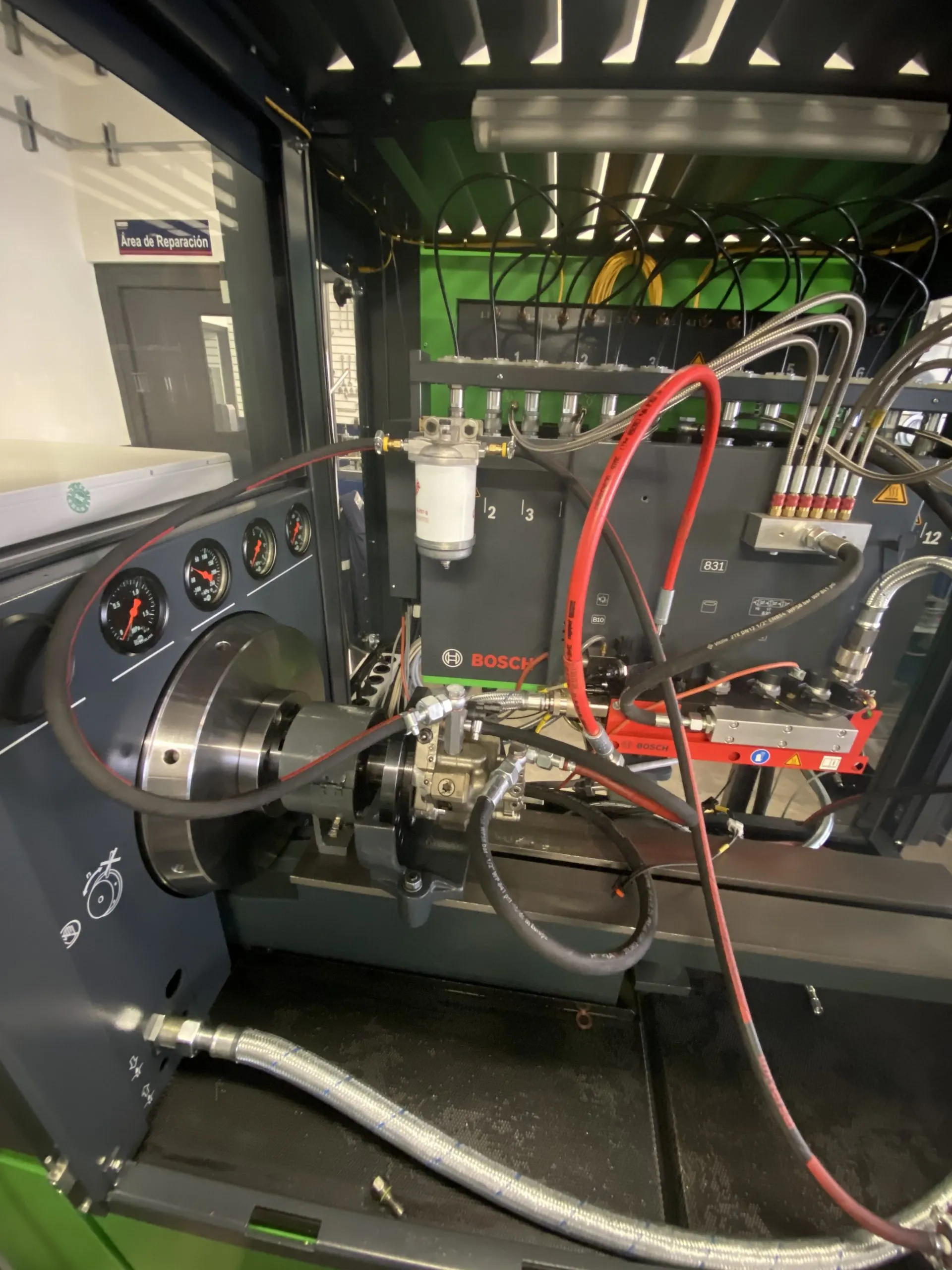 Instalaciones, equipo y trabajo técnico de BOSCH DIESEL CENTER SLP 3