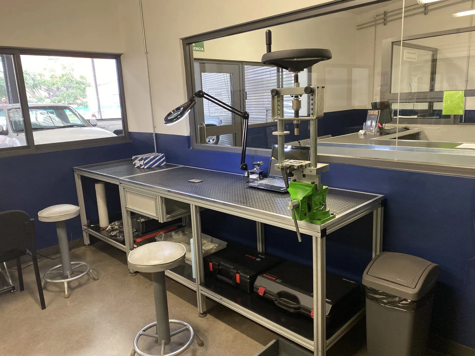 Instalaciones, equipo y trabajo técnico de BOSCH DIESEL CENTER SLP 7