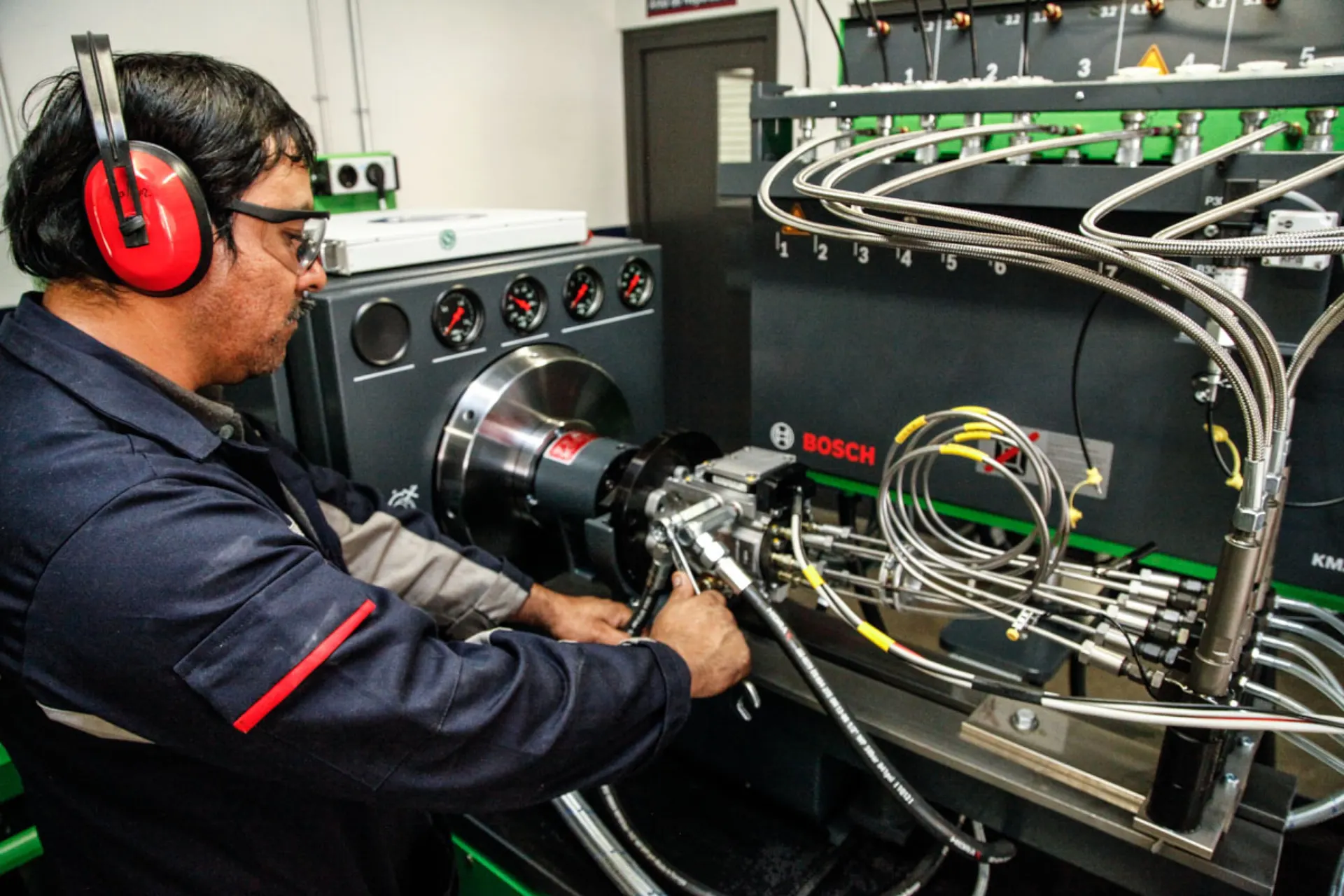 Instalaciones, equipo y trabajo técnico de BOSCH DIESEL CENTER SLP 11